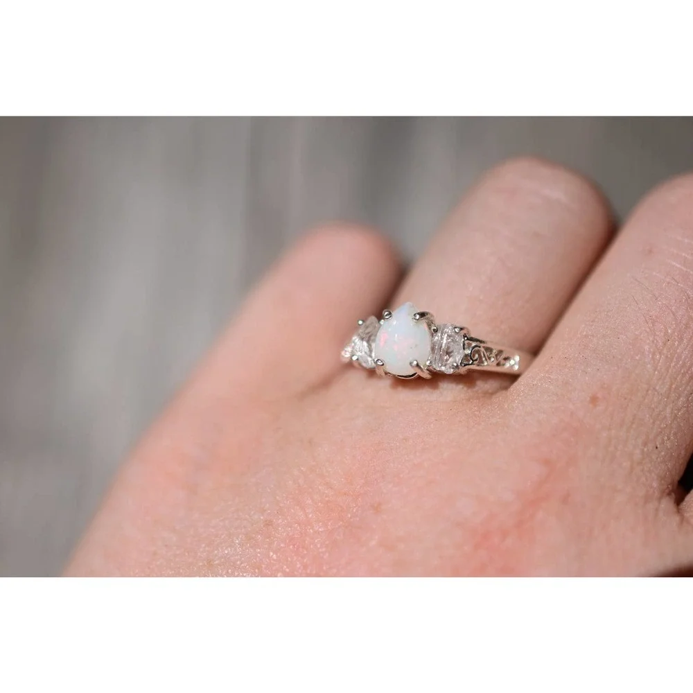 Brilliant opal ring, teardrop or pear shaped center stone with raw clear… - Picture 3 of 3